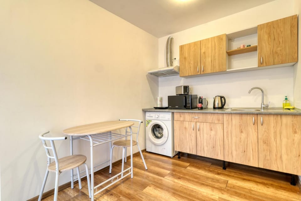 Coffee/tea facilities, Kitchen or kitchenette, Dining area, microwave, stove, toaster, washing machine