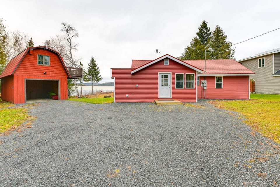 Waterfront Long Lake Retreat: Great for Families! House in Maine