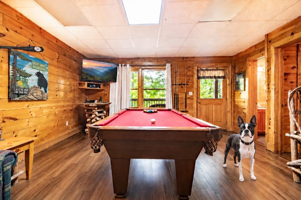 Mountain Cabin with Hot Tub, Pool Table & Fire Pit Cabin in Pigeon Forge