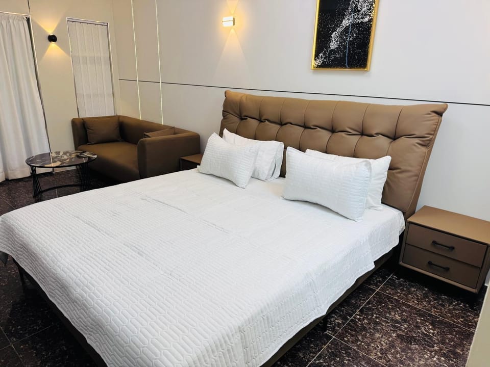 Bed, Seating area