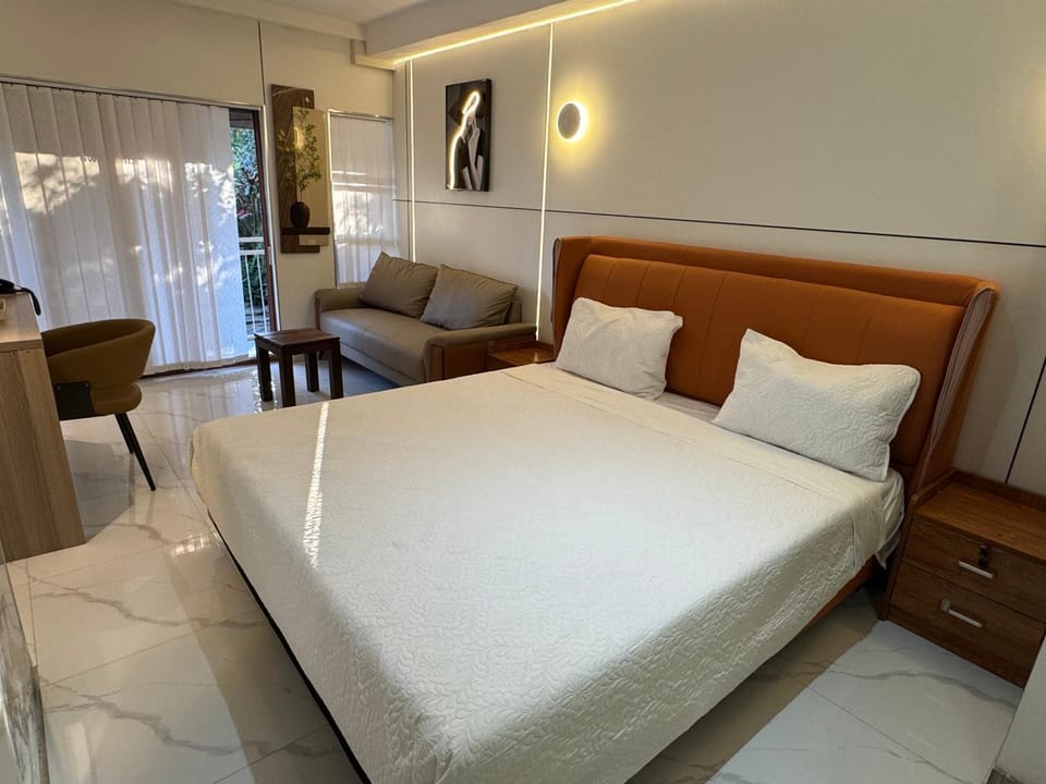 Bed, Seating area