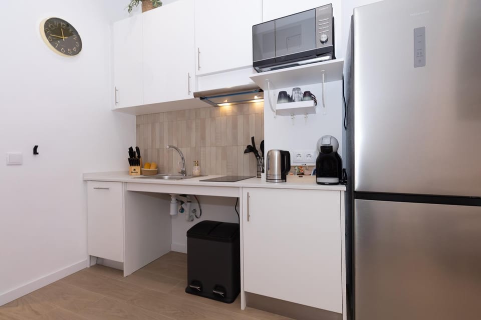 Coffee/tea facilities, dishwasher, microwave, oven, stove, toaster, kitchen