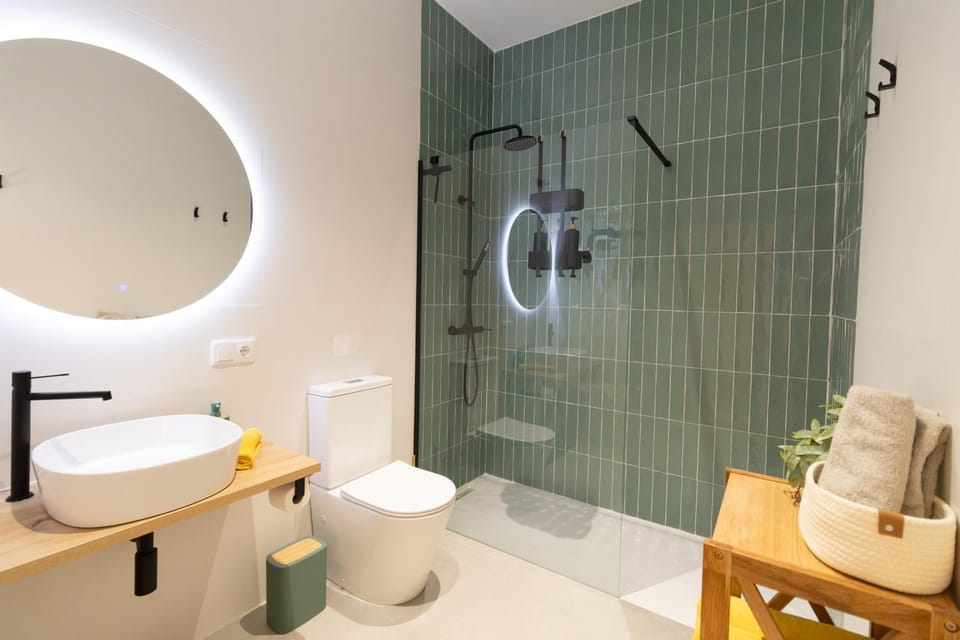 Shower, Toilet, Bathroom, hair dryier, towels