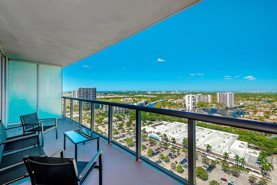 Modern Resort with Amazing Pool Apartment in Hallandale Beach
