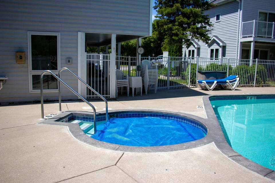 Relaxing Busy Bee C-7 by Simple Life Rentals House in Door County