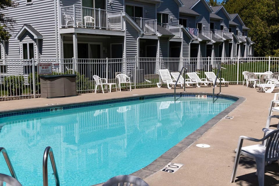 Relaxing Busy Bee C-7 by Simple Life Rentals House in Door County