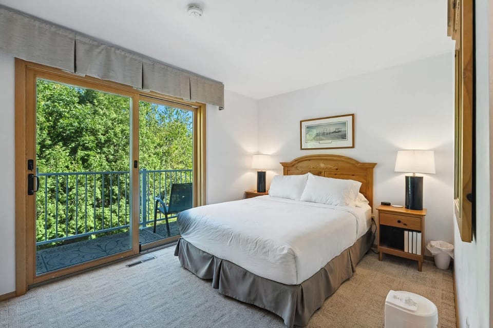 Relaxing Busy Bee C-7 by Simple Life Rentals House in Door County