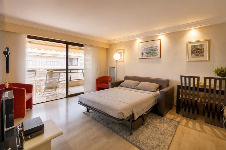 FRGK Athena Palm Beach 1BR Terrace, AC & Ultra-Fast Wi-Fi Apartment in Cannes