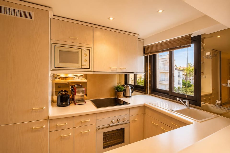 FRGK Athena Palm Beach 1BR Terrace, AC & Ultra-Fast Wi-Fi Apartment in Cannes