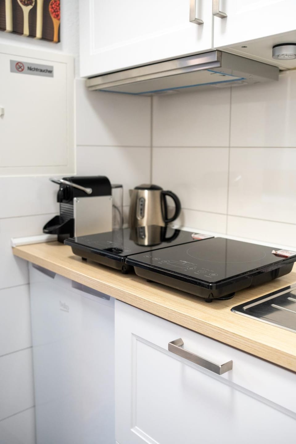 Coffee/tea facilities, Kitchen or kitchenette, stove