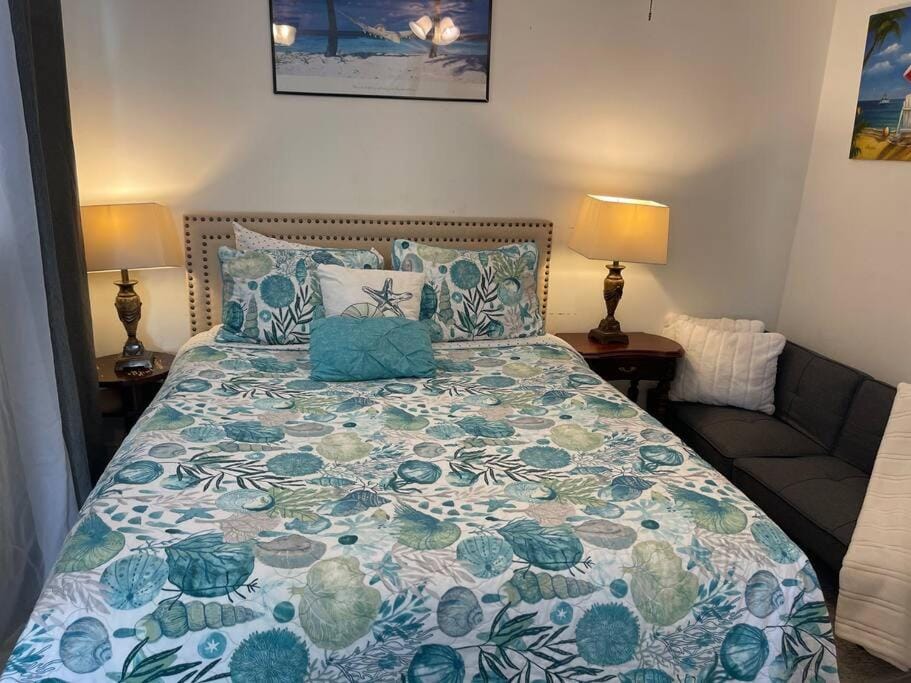Comfy Queen Bed Studio, Downtown West Palm Apartment in West Palm Beach