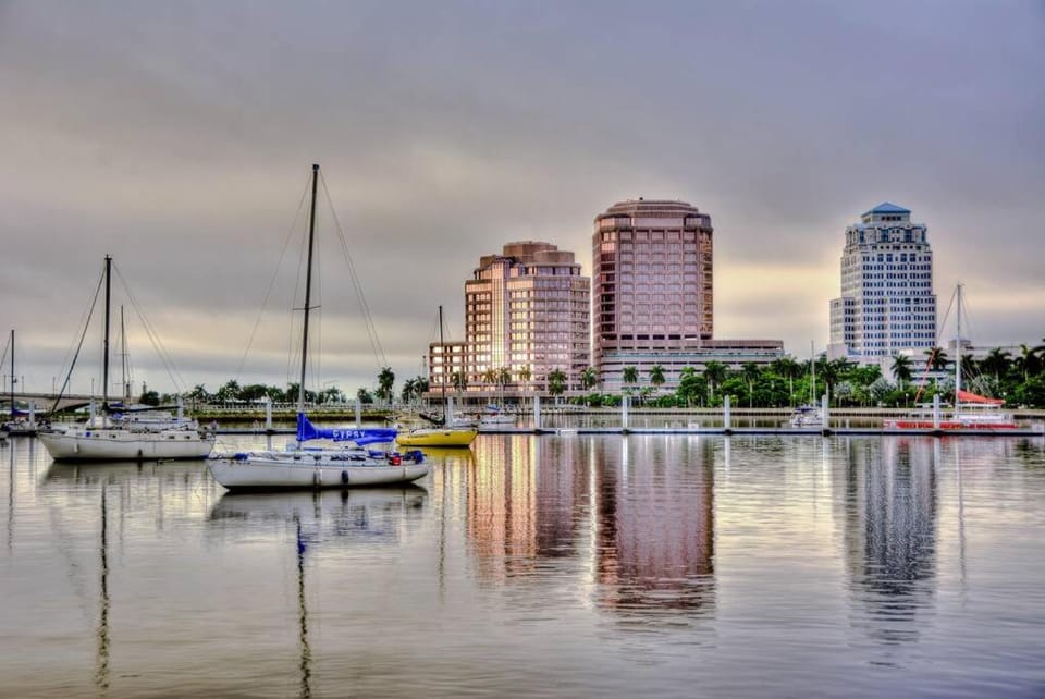 Comfy Queen Bed Studio, Downtown West Palm Apartment in West Palm Beach