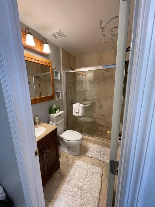 Comfy Queen Bed Studio, Downtown West Palm Apartment in West Palm Beach