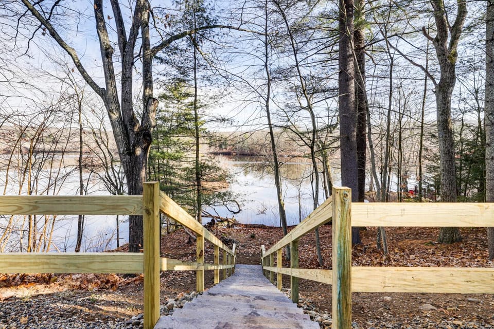 < 3 Mi to UConn: Peaceful Home on Pine lake Apartment in Connecticut