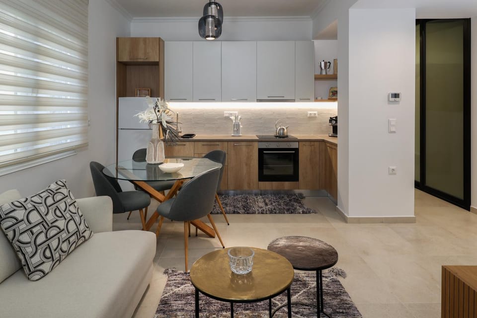 Kitchen or kitchenette, Seating area, Dining area, stove
