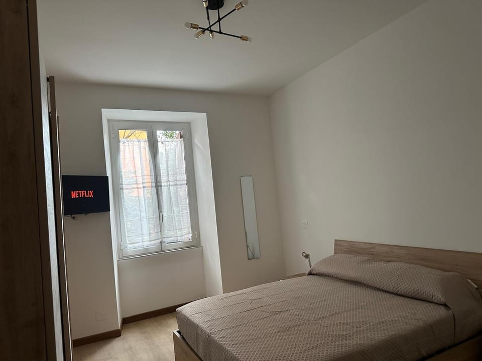 Bed, TV and multimedia, Photo of the whole room, Bedroom, wardrobe