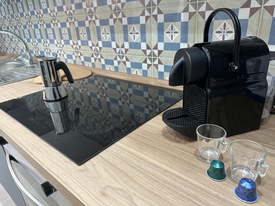 Coffee/tea facilities, Kitchen or kitchenette, stove