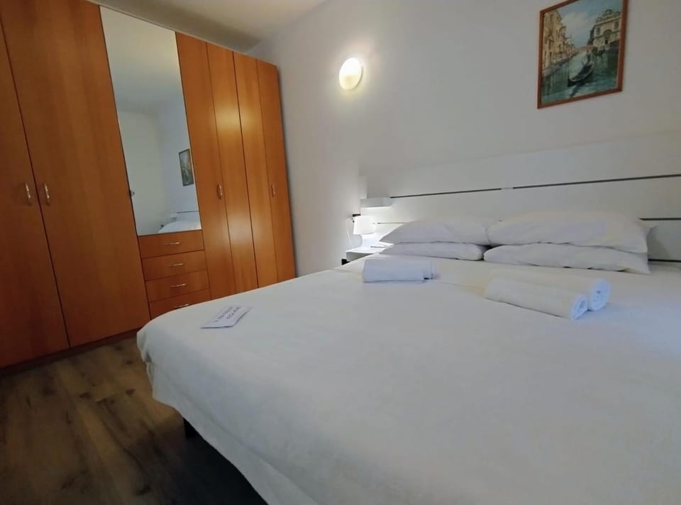 Bed, Photo of the whole room, Bedroom, towels, towels, wardrobe