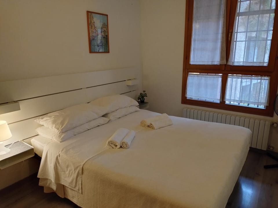 Bed, Photo of the whole room, Bedroom, towels, towels