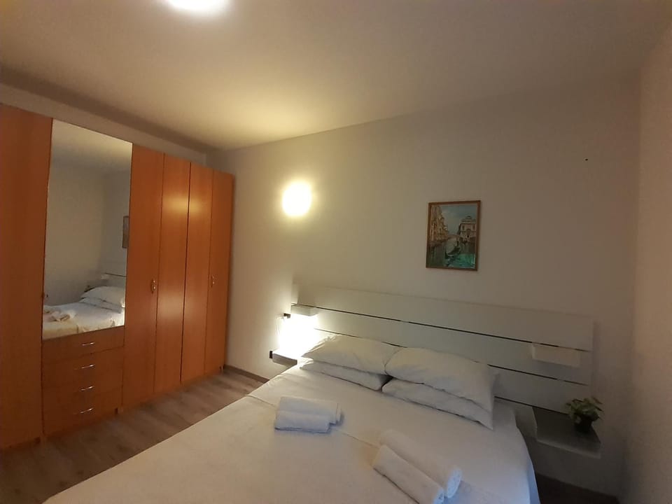 Bed, Photo of the whole room, Bedroom, towels, towels, wardrobe