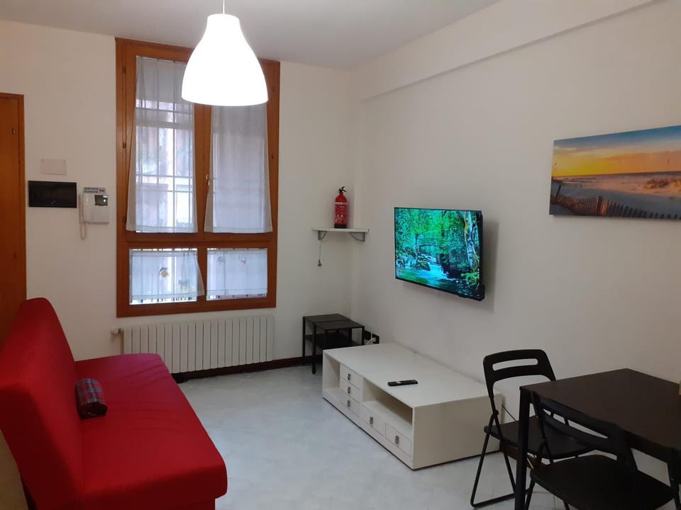TV and multimedia, Living room, Photo of the whole room, Seating area, Dining area, heating