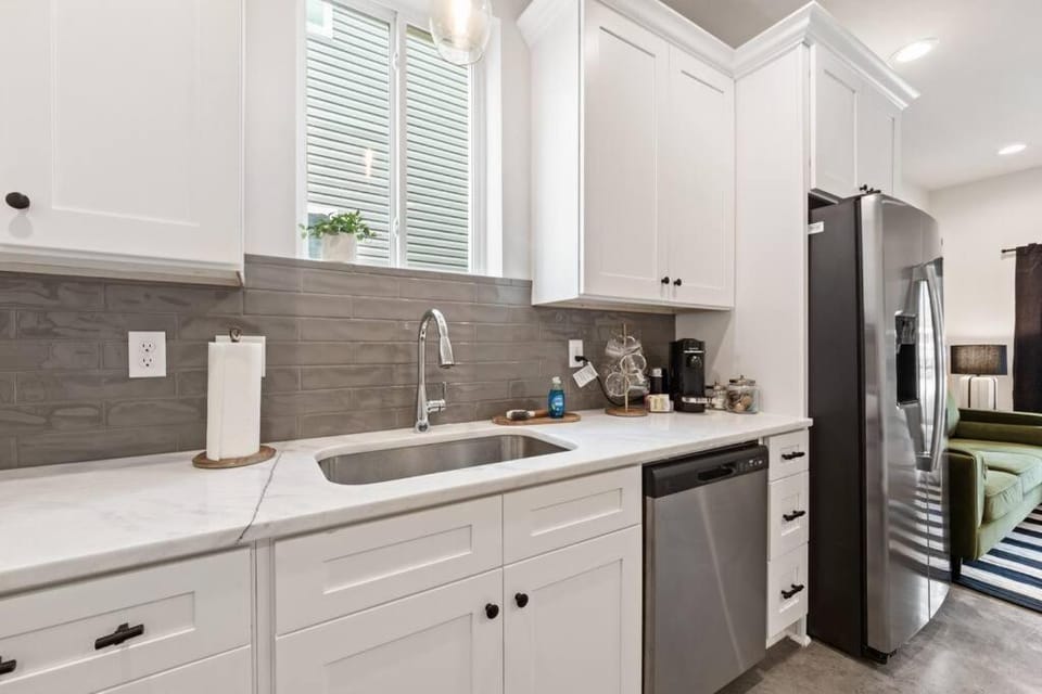 Teche House KING Bed Luxury Getaway Fast WiFi Apartment in Broussard