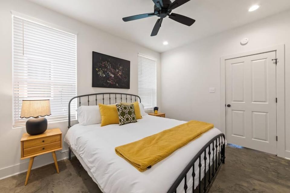Teche House KING Bed Luxury Getaway Fast WiFi Apartment in Broussard