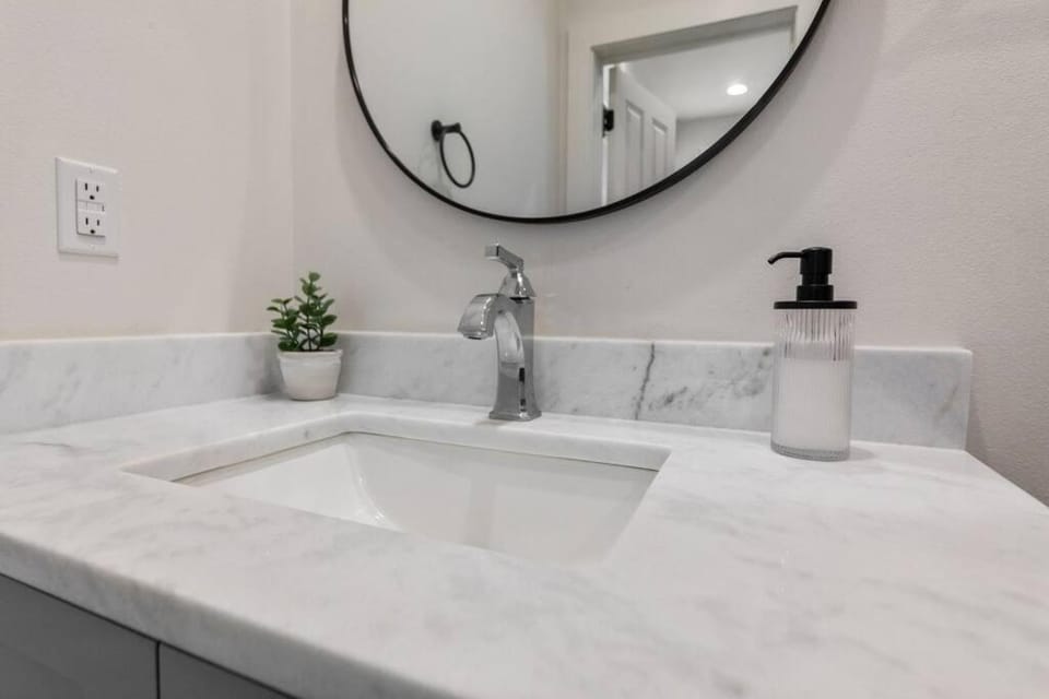 Teche House KING Bed Luxury Getaway Fast WiFi Apartment in Broussard