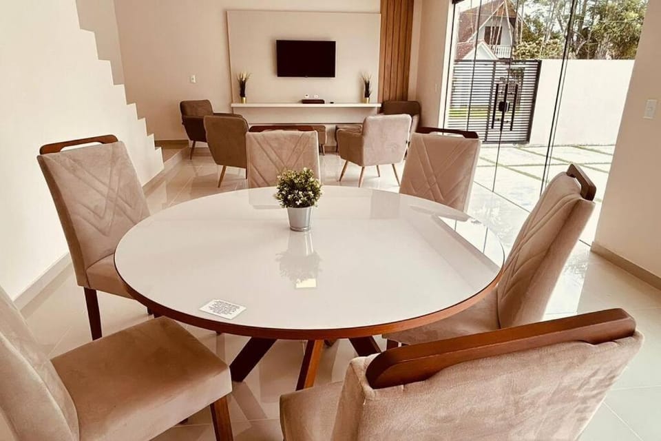TV and multimedia, Living room, Seating area, Dining area