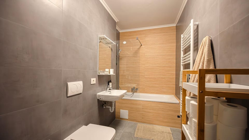 Shower, Toilet, Bathroom, Bath, towels