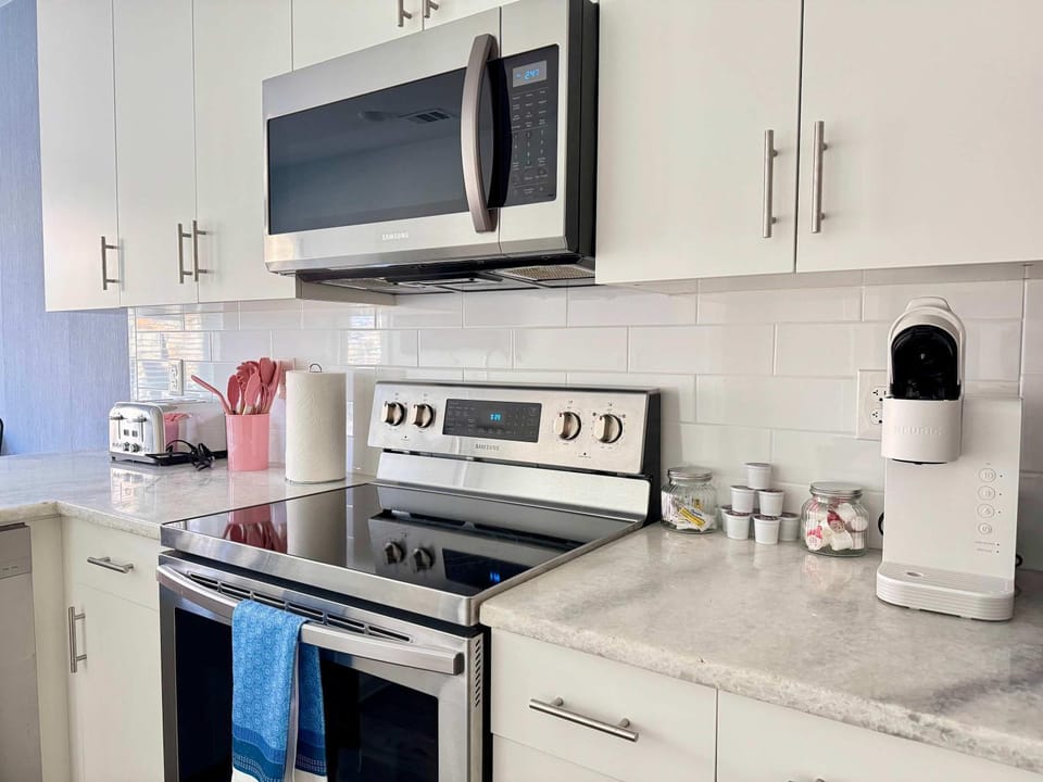 Coffee/tea facilities, Kitchen or kitchenette, oven, stove, toaster