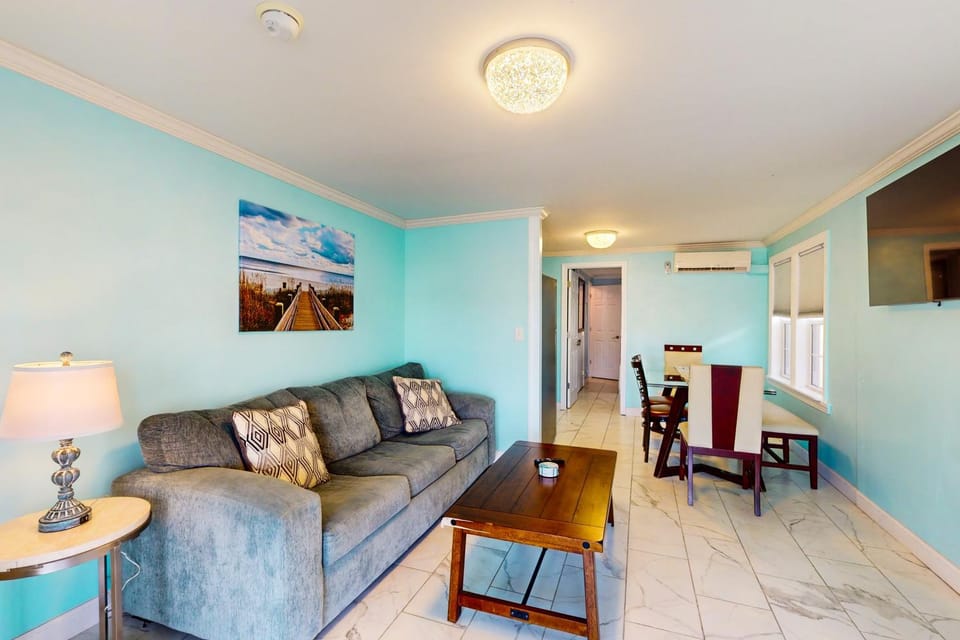 Flamingo House, Unit A House in Crescent Beach