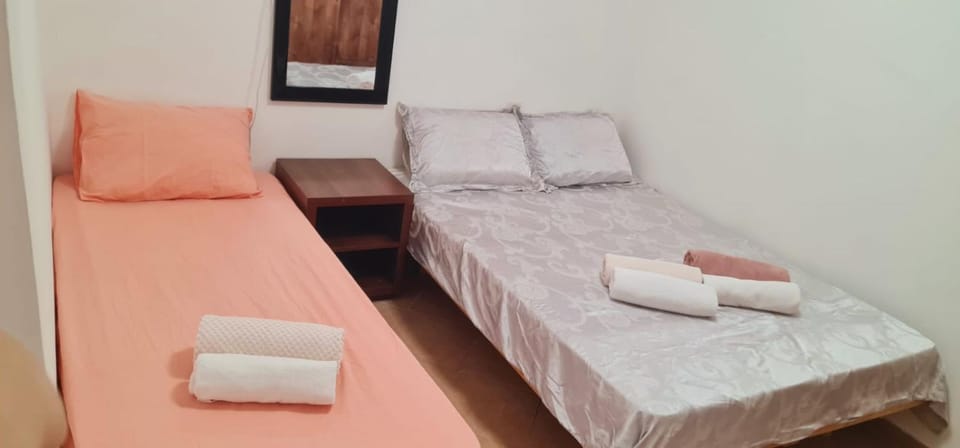 Bed, Bedroom, towels