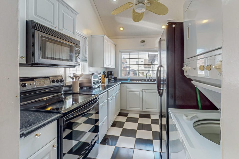 Flamingo House, Unit B House in Crescent Beach