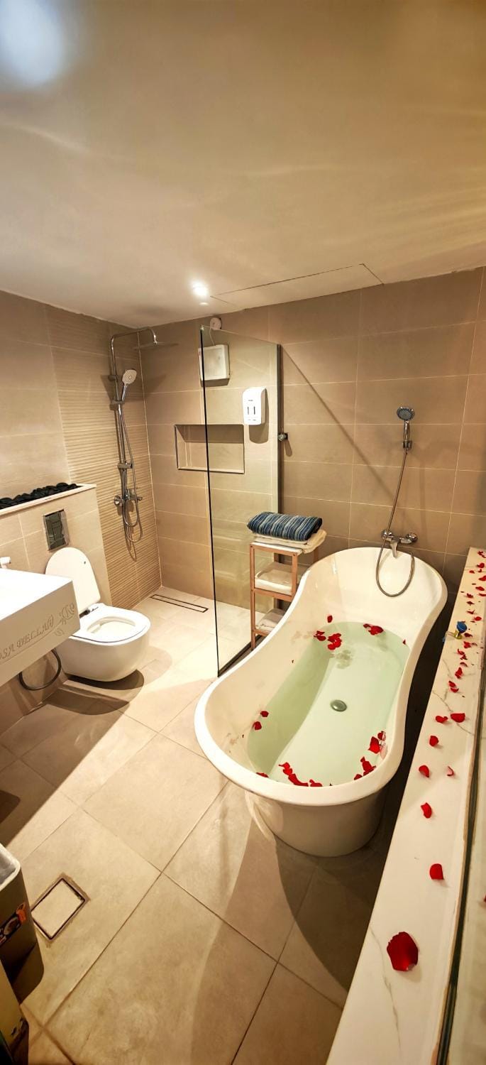 Shower, Toilet, Hot Tub, Bathroom, Bath, towels