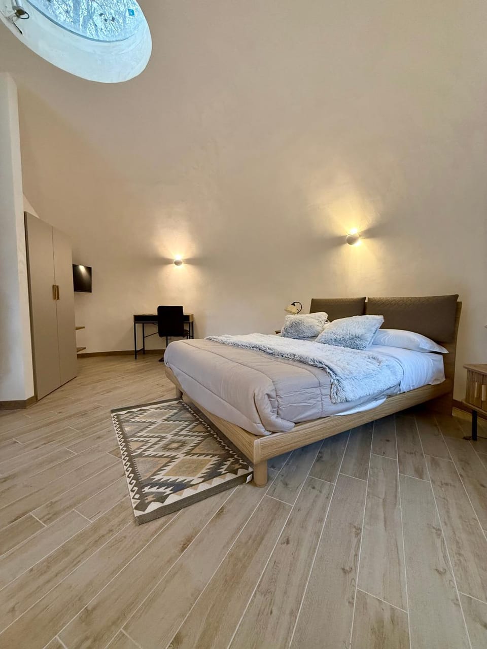 Bed, Photo of the whole room, Bedroom