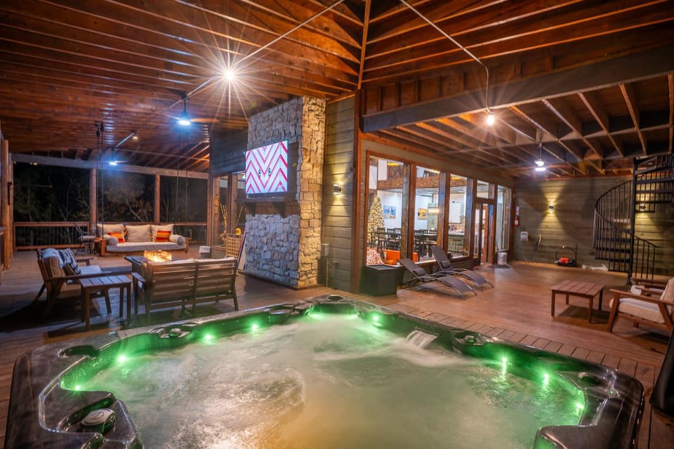 Patio, Hot Tub, TV and multimedia, Seating area
