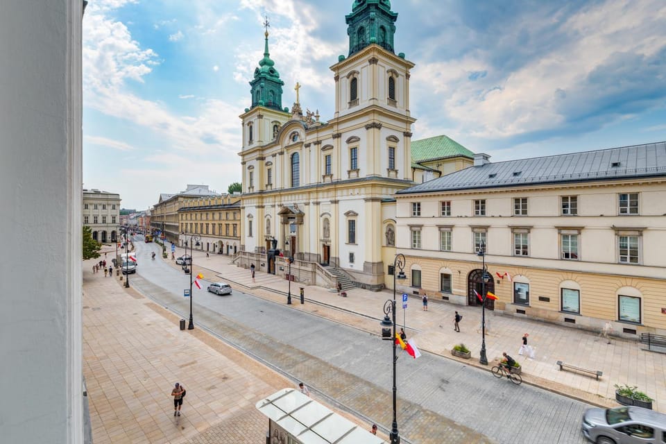 Property building, Nearby landmark, Day, People, Neighbourhood, City view, Landmark view, Street view, Location, group of guests