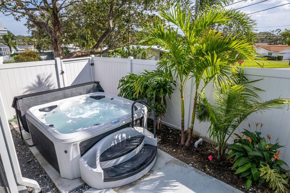 Breezy Blue-Pool Hot Tub Minutes to Beach Games House in Largo