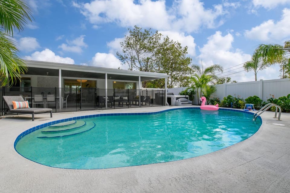 Breezy Blue-Pool Hot Tub Minutes to Beach Games House in Largo