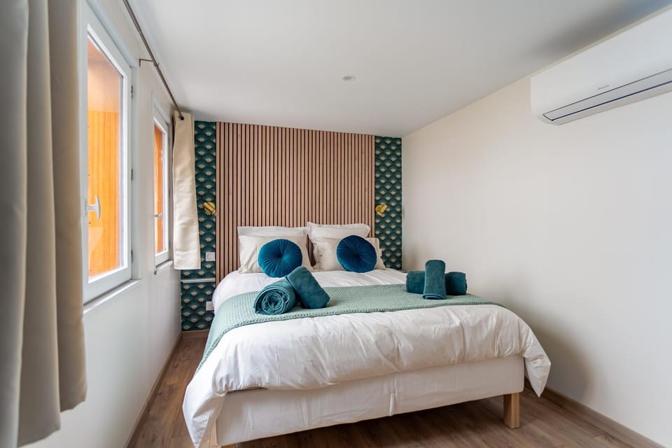 Bed, Photo of the whole room, Bedroom, towels, air conditioner