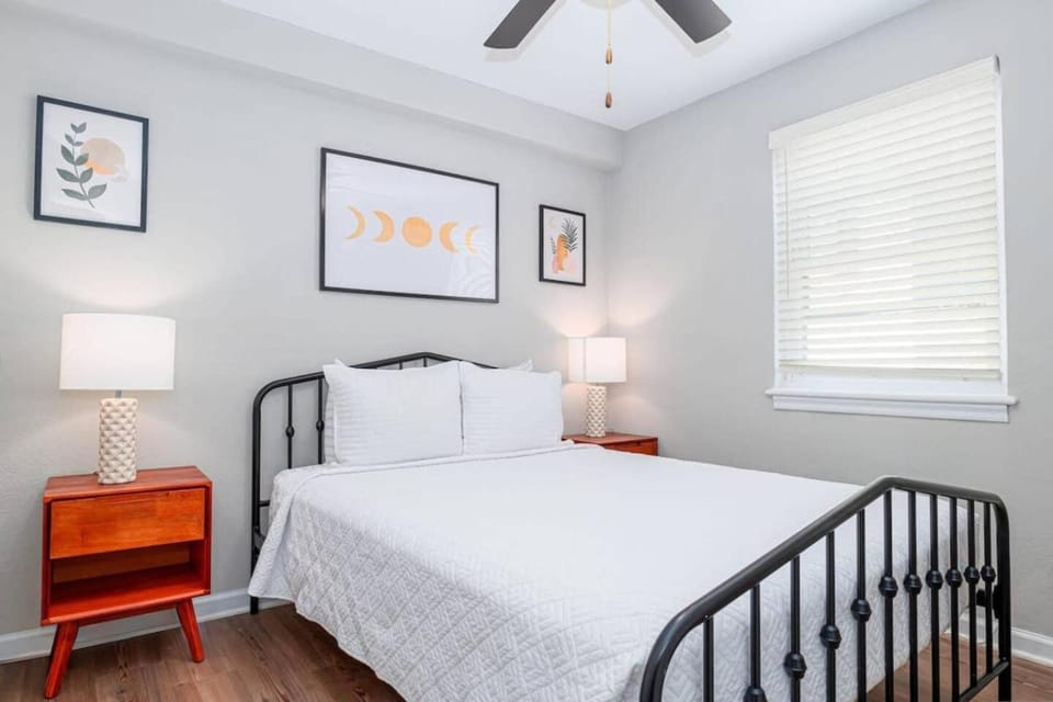Sojourn 2 BR Beach Side Bliss Tide Suite Apartment in Norfolk