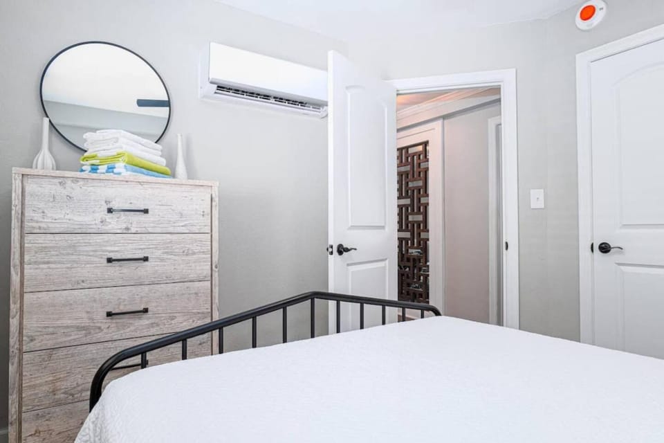 Sojourn 2 BR Beach Side Bliss Tide Suite Apartment in Norfolk