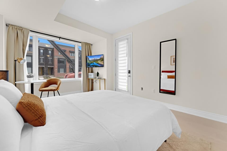 Bright & Stylish Modern Townhome in Oakville! Apartment in Oakville