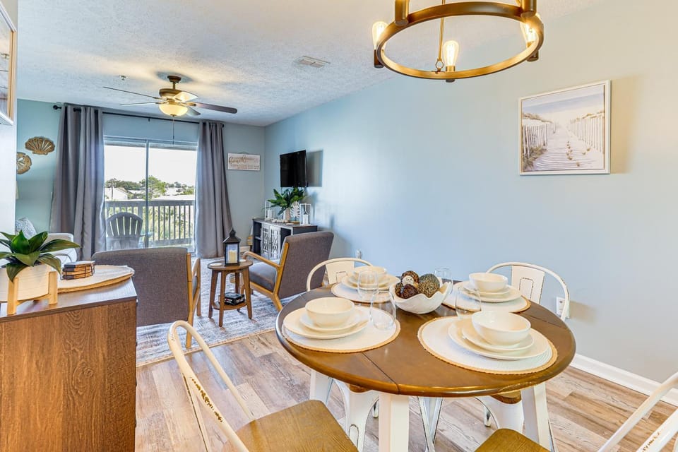 Walk to Beach: Condo w/ Balcony in PCB! House in Panama City Beach
