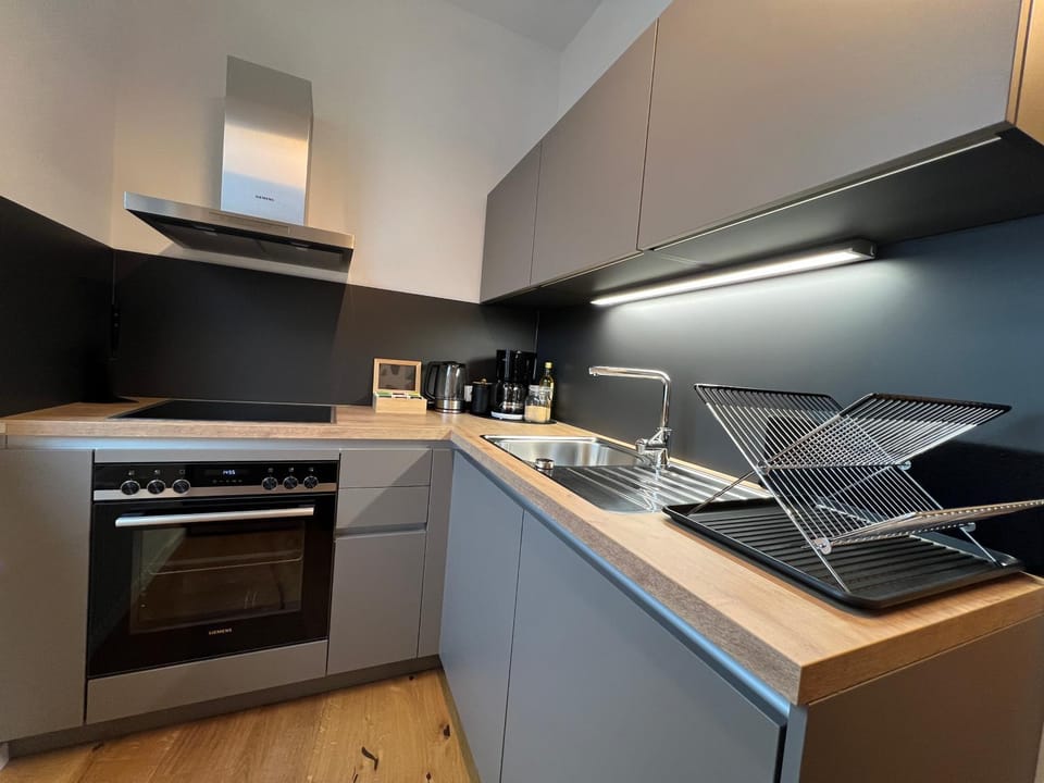 Coffee/tea facilities, Kitchen or kitchenette, dishwasher, oven, stove, toaster