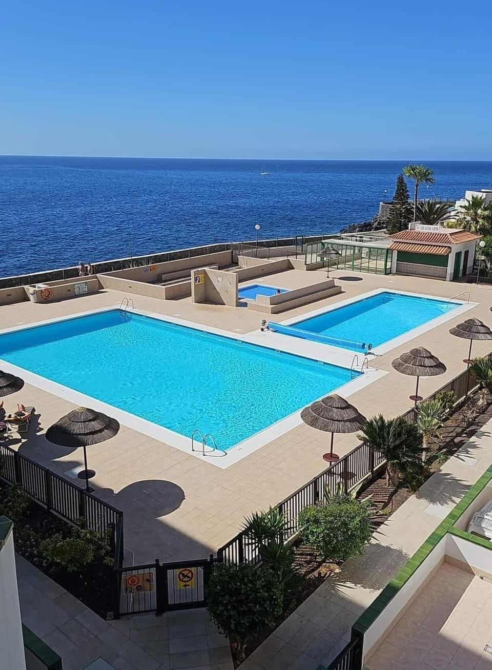 Day, Natural landscape, Swimming pool, sunbed