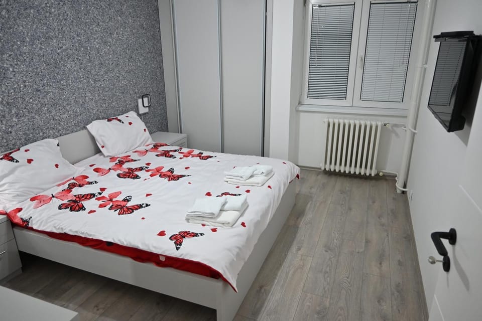 Bed, TV and multimedia, Decorative detail, Bedroom, Mountain view, internet, towels, wardrobe