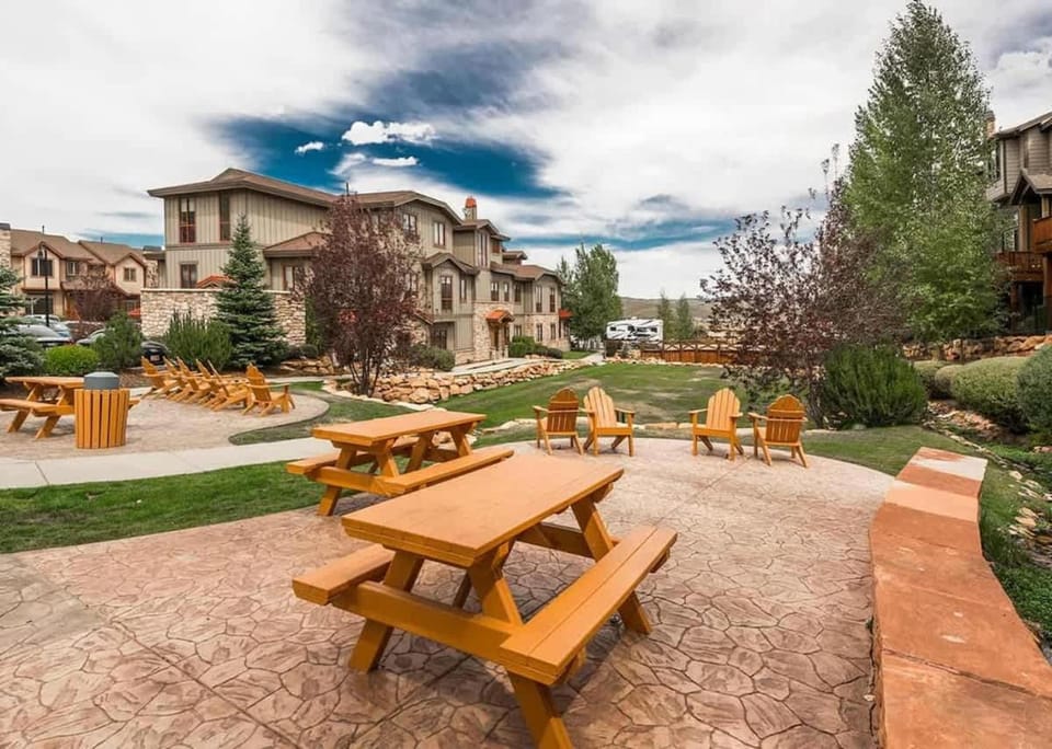 Bear Hollow 5 Bedroom 4 Bathroom Plus Hot Tub Minutes from Slopes House in Summit Park