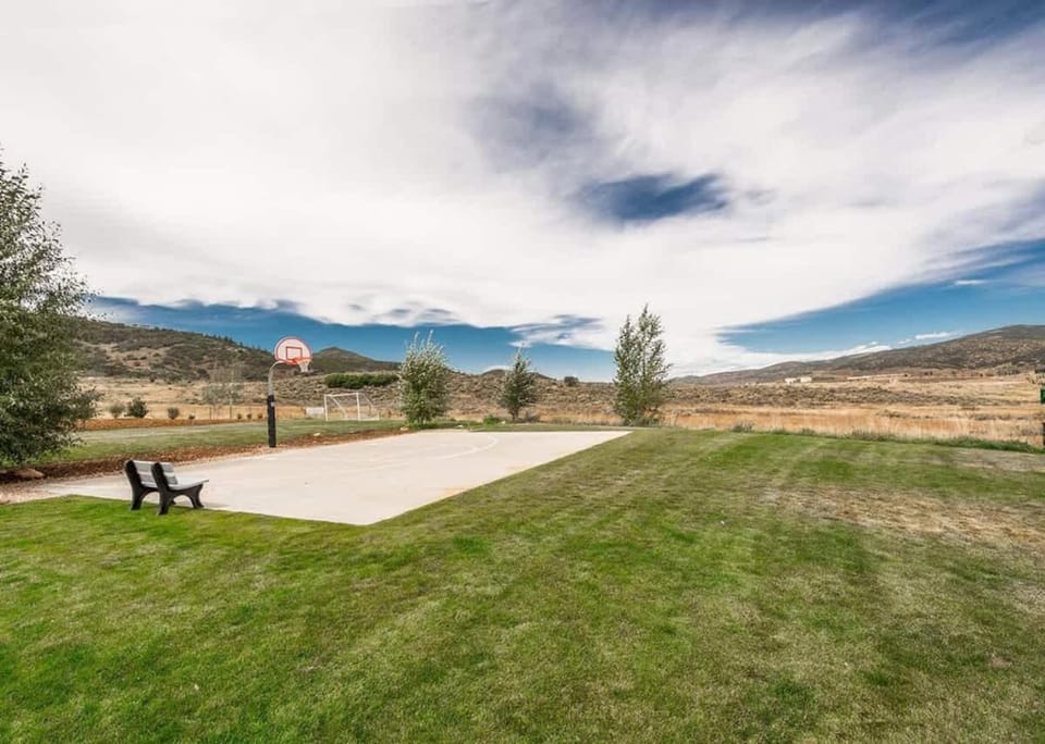 Bear Hollow 5 Bedroom 4 Bathroom Plus Hot Tub Minutes from Slopes House in Summit Park